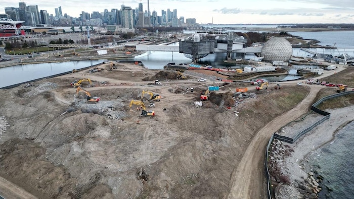 Une image des chantiers de construction à la Place de l'Ontario.
