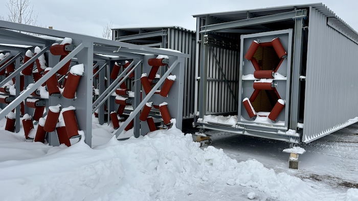 Un conteneur de pièces d'une structure d'acier.