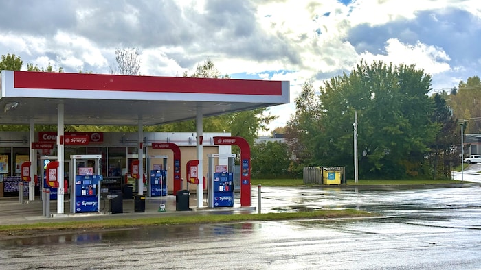 Un dépanneur et un conteneur à déchets.