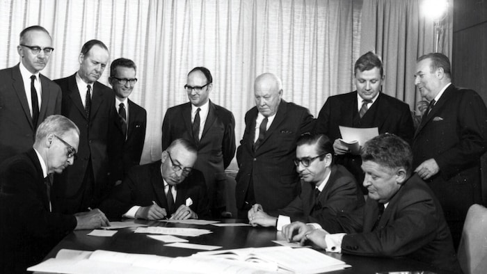 Une photo prise le 22 mai 1969 montre les dirigeants d'Hydro-Québec et de la Churchill Falls Labrador Corporation
lors de la signature du contrat du projet hydroélectrique Churchill Falls, au Labrador. 