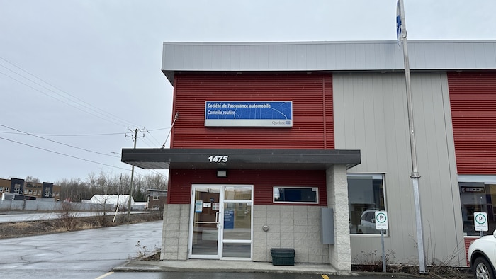 L'entrée principale des bureaux du Contrôle routier de la Société de l'assurance automobile du Québec.