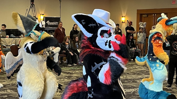 Des furries dansent lors de la première édition du congrès Calfurry.