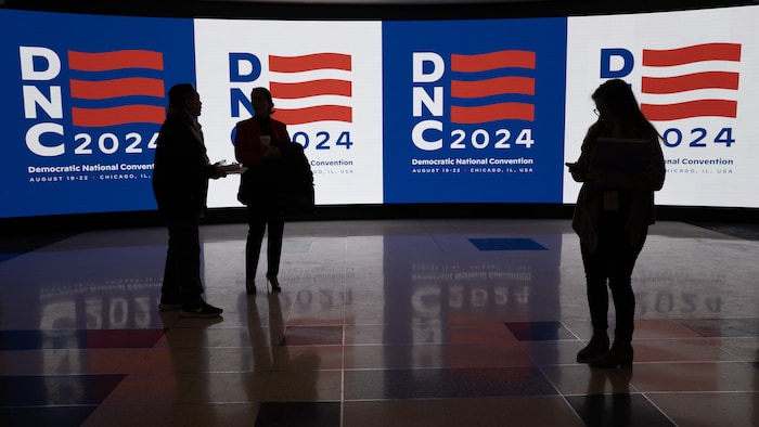 Le logo de la convention nationale du Parti démocrate est affiché au United Center à Chicago, dans l'Illinois.