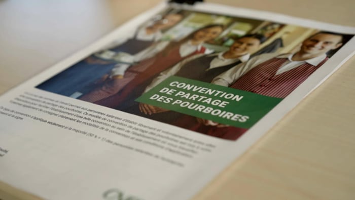 Un document est déposé sur une table.