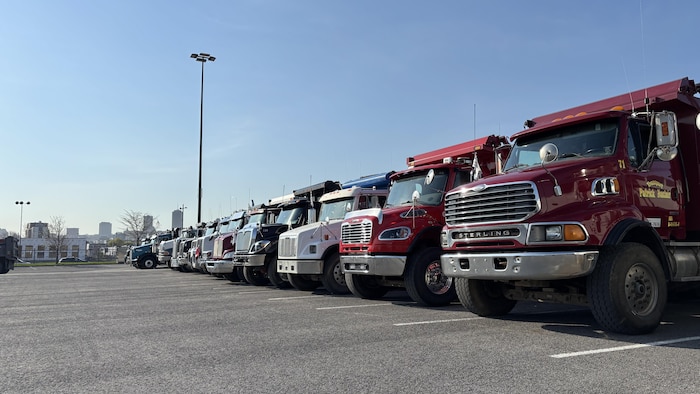 Des camions stationnés.