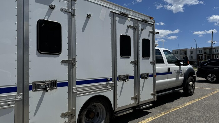 Un camion blindé.