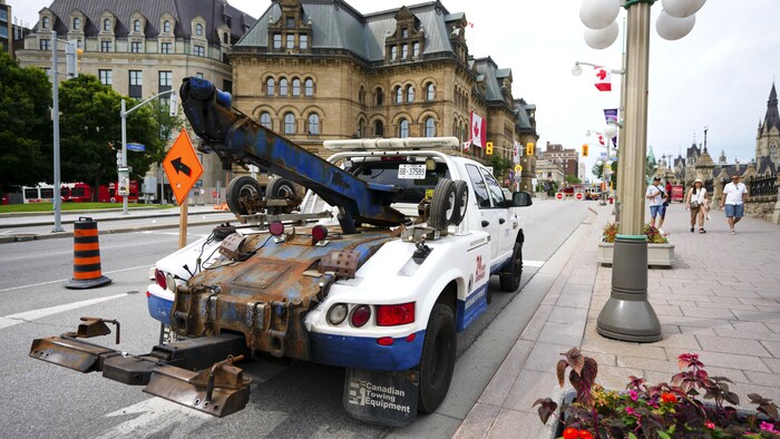 Un véhicule servant à remorquer des voitures au centre-ville d'Ottawa.