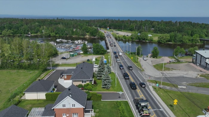 Des voitures circulant sur la route 169 au Lac-Saint-Jean.