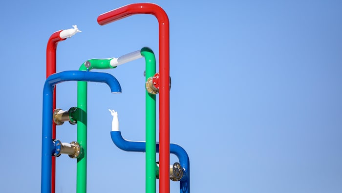 Une oeuvre composée de tuyaux.