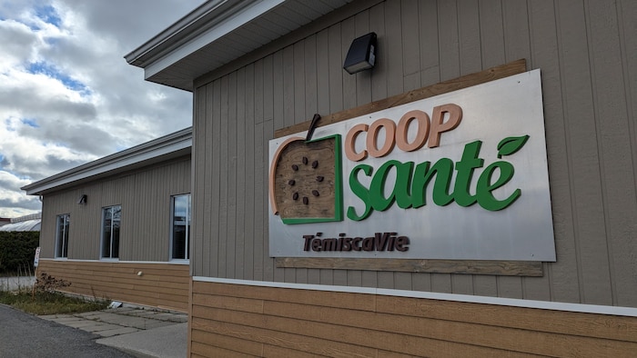 Une pancarte sur une bâtisse indique Coop Santé Témiscavie.