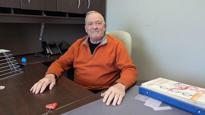 Paul-Émile Barbeau à son ancien bureau de médecin.