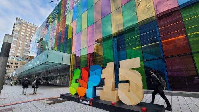  Annonce COP15 devant le Palais des congrès de Montréal.