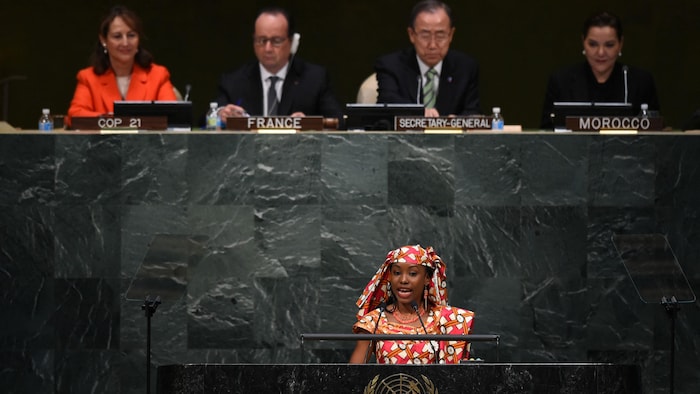 Hindou Oumarou Ibrahim à la tribune de l'ONU à New York lors de la signature de l'Accord de Paris, en avril 2016.