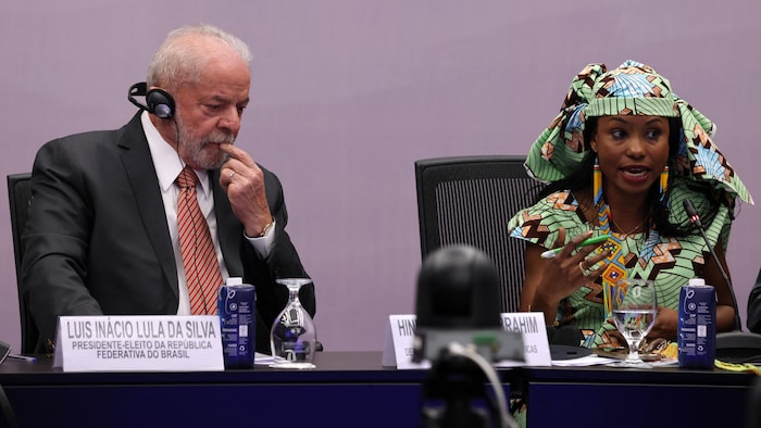 Hindou Oumarou Ibrahim avec le président du Brésil, Luiz Inacio Lula da Silva lors de la COP27 à Sharm el-Sheikh, en Égypte, en 2022. 