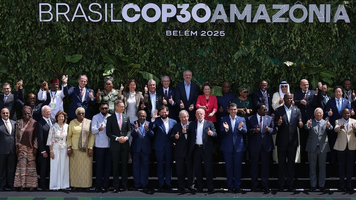 Une photo de famille d'une cinquantaine de dirigeants politiques à la COP30 au Brésil. 