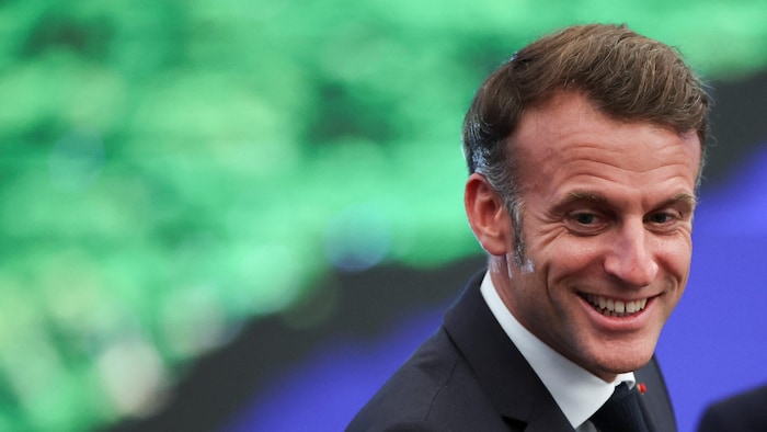 Le président français Emmanuel Macron sourit.