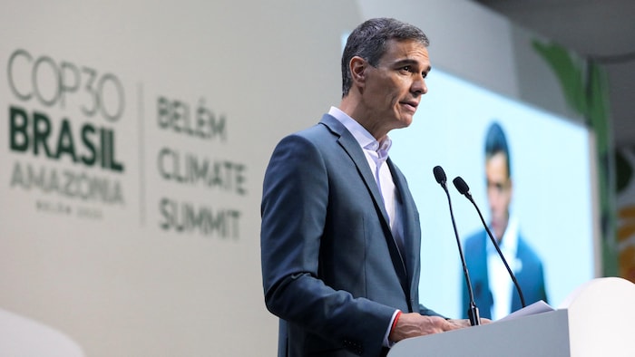 Le premier ministre espagnol Pedro Sanchez derrière des micros.