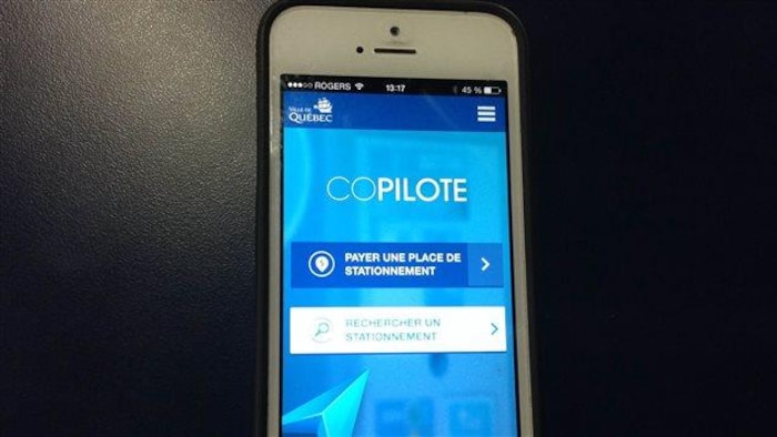 Un téléphone intelligent utilisant l’application Copilote.