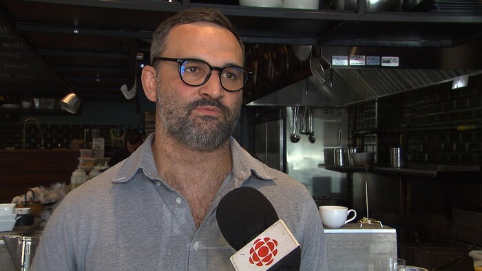 Mathieu Bonneau est photographié dans la cuisine de son bistro.