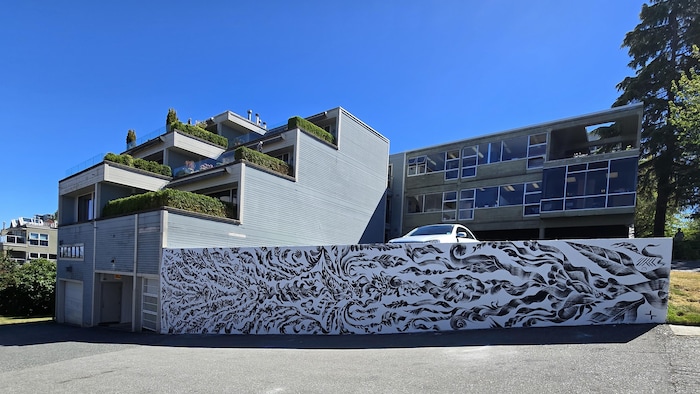 Un immeuble d'appartements et un stationnement.