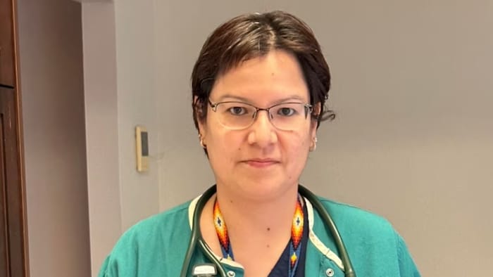 La Dre Cora Mirasty, nouvelle médecin du centre de santé de Battle River Treaty 6 dans une salle du centre
