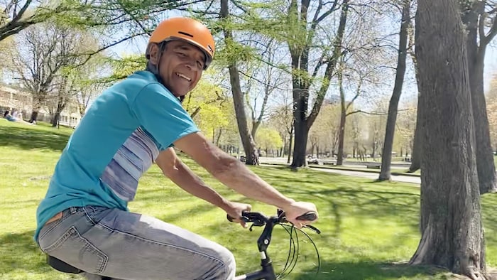 Pablo Gómez Barrios souriant sur son vélo. Pendant au moins 10 mois de l'année, il effectue la plupart de ses déplacements en ville à vélo. 