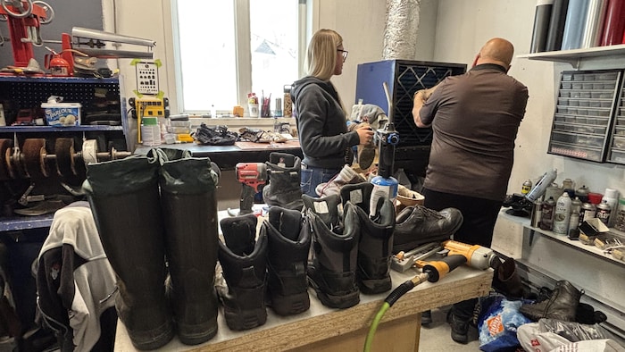 Patrick Labrie et Mary-Soleil Villeneuve sont au travail dans la boutique de Beauport.