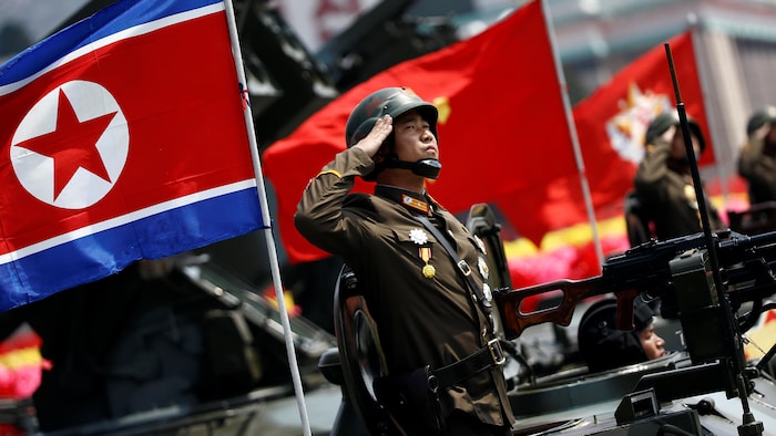 Un soldat de l'armée nord-coréenne pendant la parade militaire du cent cinquième anniversaire de la naissance de Kim II-sung.