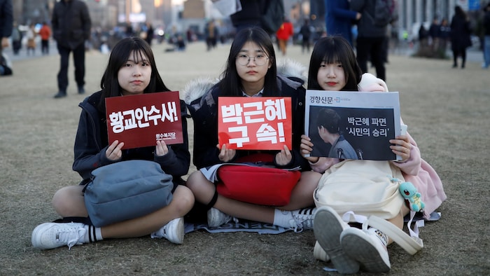 Des étudiantes participent à une manifestation exigeant la destitution de la présidente Park Geun-hye en mars 2017. 