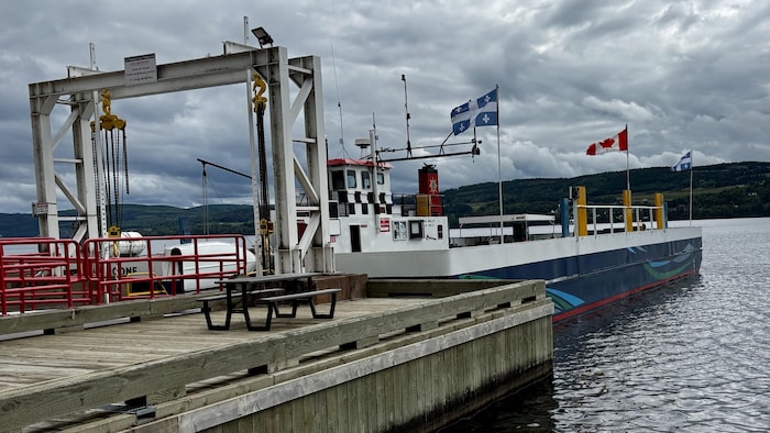 Le traversier le Corégone amarré au quai de Saint-Juste-du-Lac.