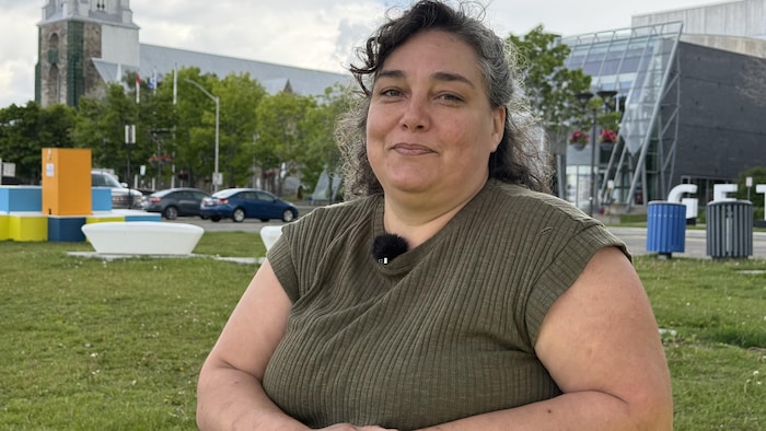 Corine Moro est assise à une table de pique-nique.