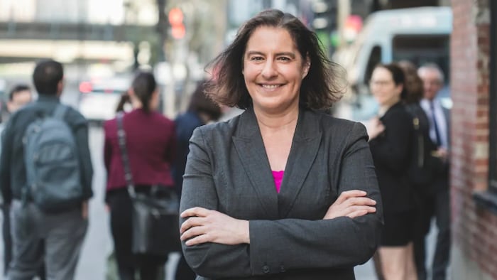 Corinne Pohlmann dans la rue.