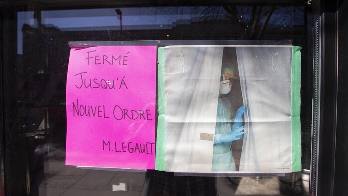 « Fermé jusqu'à nouvel ordre, M. Legault », peut-on lire dans la fenêtre d'un établissement licencié.