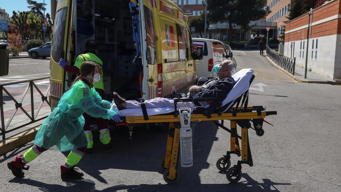 Un homme âgé est sur le brancard.