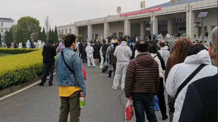 File d'attente de citoyens devant un des crématoriums de la ville de Wuhan, en Chine centrale.