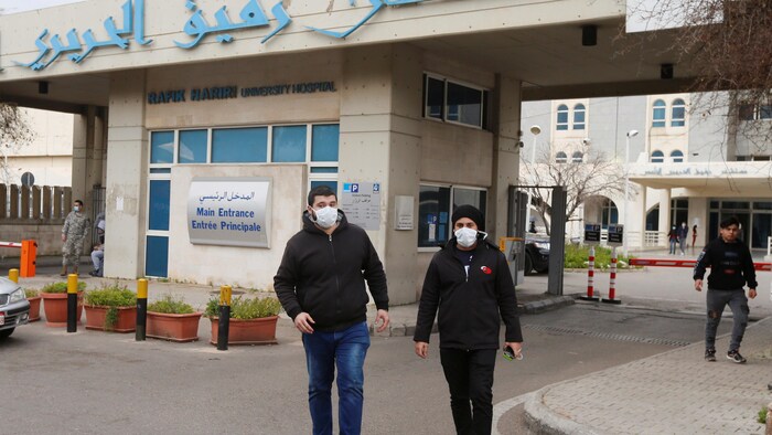 Des gens portant des masques à l'entrée d'un hôpital libanais.