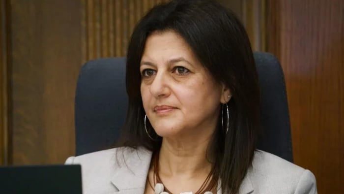 رئيسة التحقيق العام في وفاة جويس إشاكوان، محققة الوفيات جيهان كامل.
