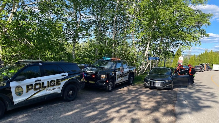 Des véhicules de la police de Saguenay.