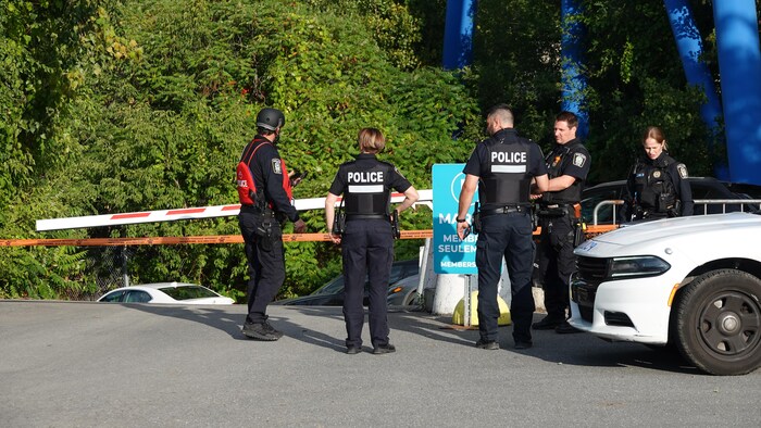 Des policiers.