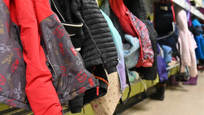 Des manteaux d'enfants dans le couloir d'une école primaire.