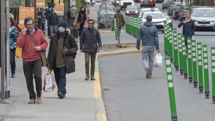 Des gens marchent sur la rue.