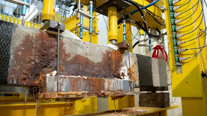 Un morceau de béton avec de la rouille.