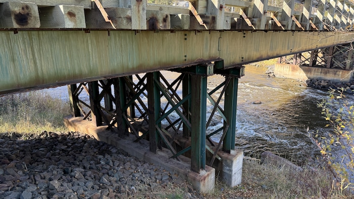 Sous la structure d'un pont.