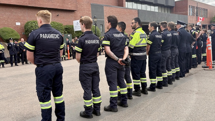 Une haie d'ambulanciers.