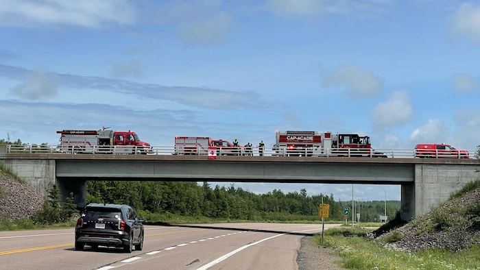 Des camions de pompier sur un pont. 