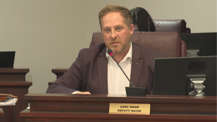 Le conseiller municipal donne son point de vue pendant la réunion.