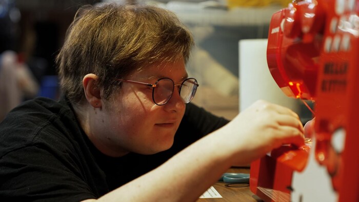 Avy, une adepte du cosplay, utilise la machine à coudre.