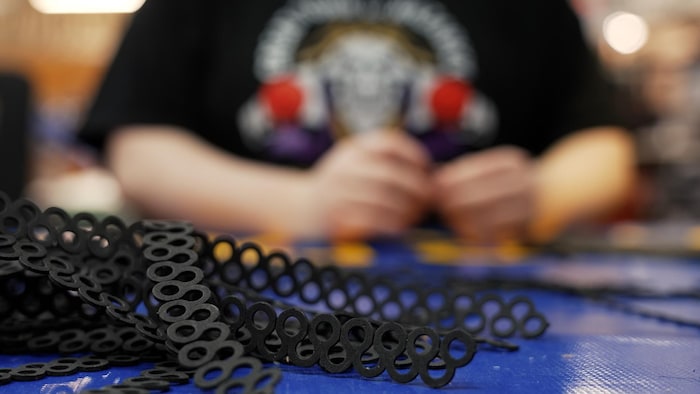 Du matériel de création de costumes de cosplay.