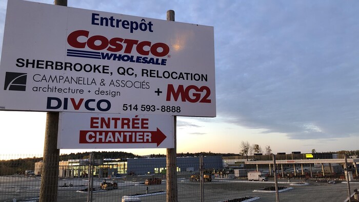 Pancarte située à l'entrée du site de construction du Costco, sur laquelle on peut lire les noms des entreprises participantes. 
