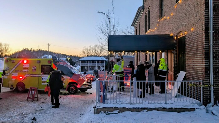 manifestants devant une salle de spectacle.